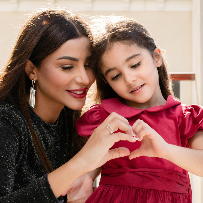 أول تشكيلة للأزياء من NEXT مع مهيرة وابنتها يسمة، تحتفل باحتفالات نهاية السنة في الشرق الأوسط