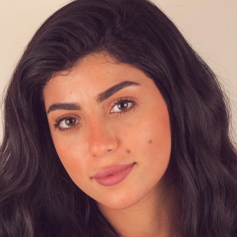 كارولين عزمي