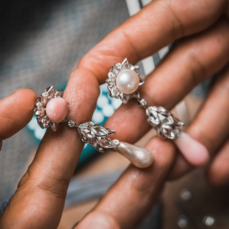 مجوهرات "الأنوار"، العلامة التجارية الرائدة في عالم الألماس و المجوهرات عالية الجودة والأحجار الكريمة