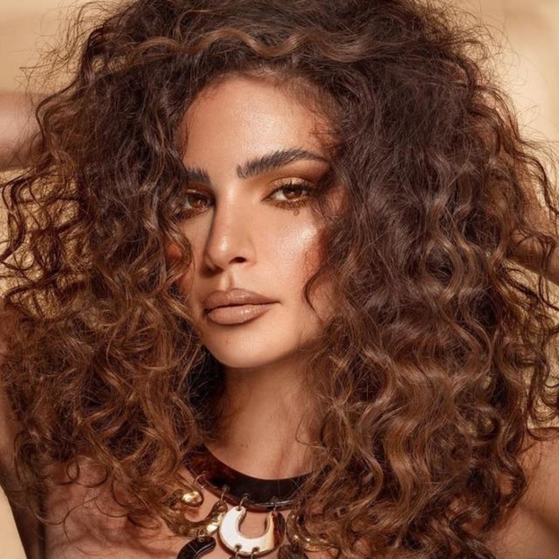 ريتا حايك تتخلى عن لون شعرها البني