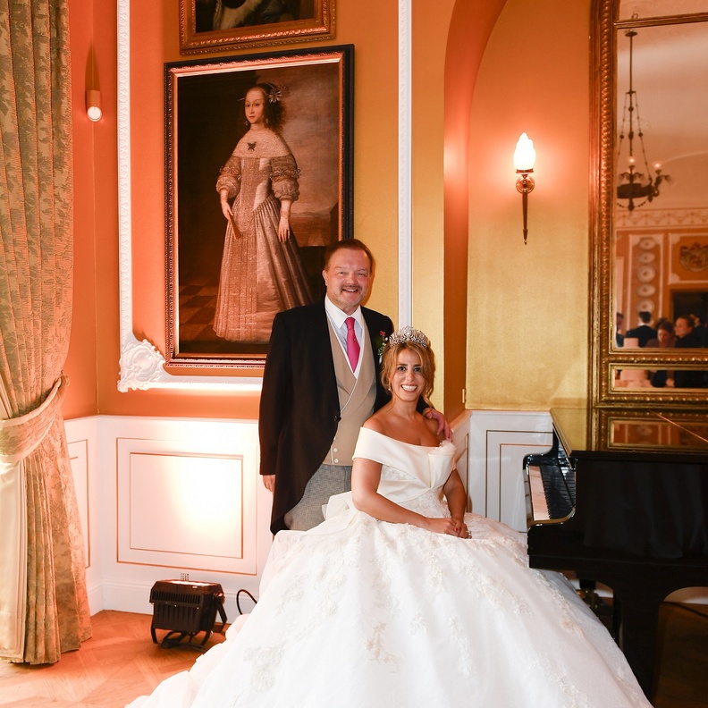  بعد تصميم فستان زفاف الأميرة محكمة نافابي جورج قزي وأسعد أسطا في حوار خاص مع "هي"