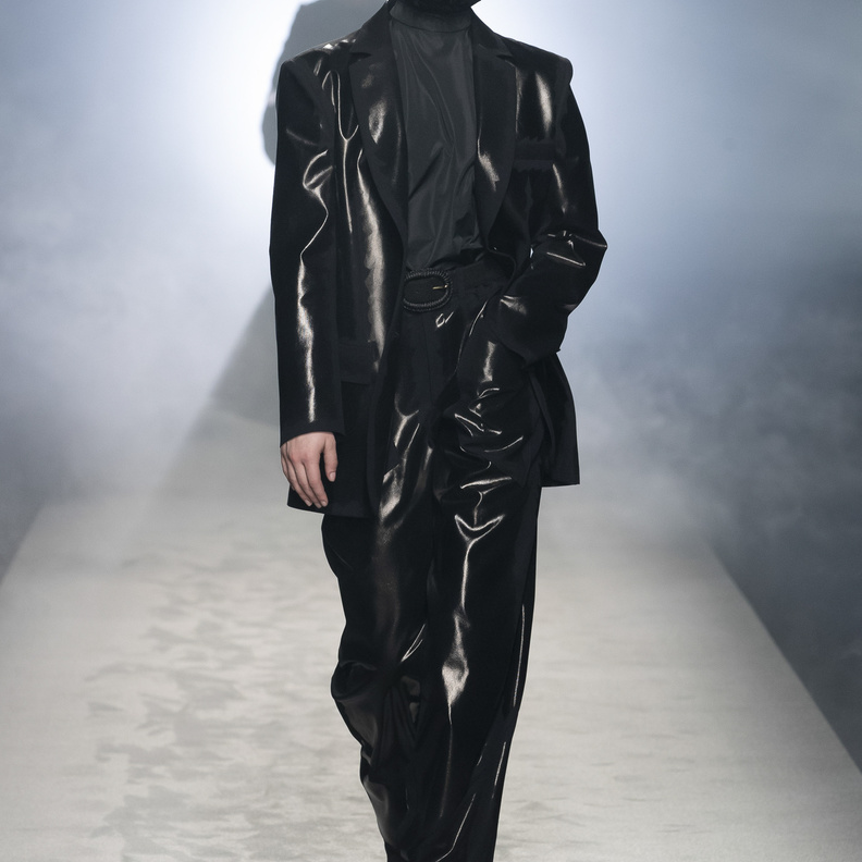 افكار لتنسيق البنطلون الاسود الكلاسيكي باسلوب ملفت