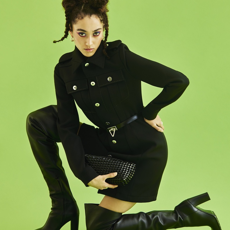 جلسة تصويرية خاصة تستحضر الأسلوب الجريء والإطلالات العصرية