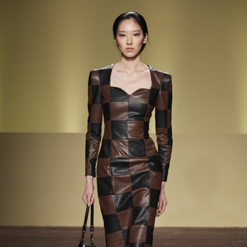 أحدث موديلات فساتين جلد من مجموعات خريف 2021