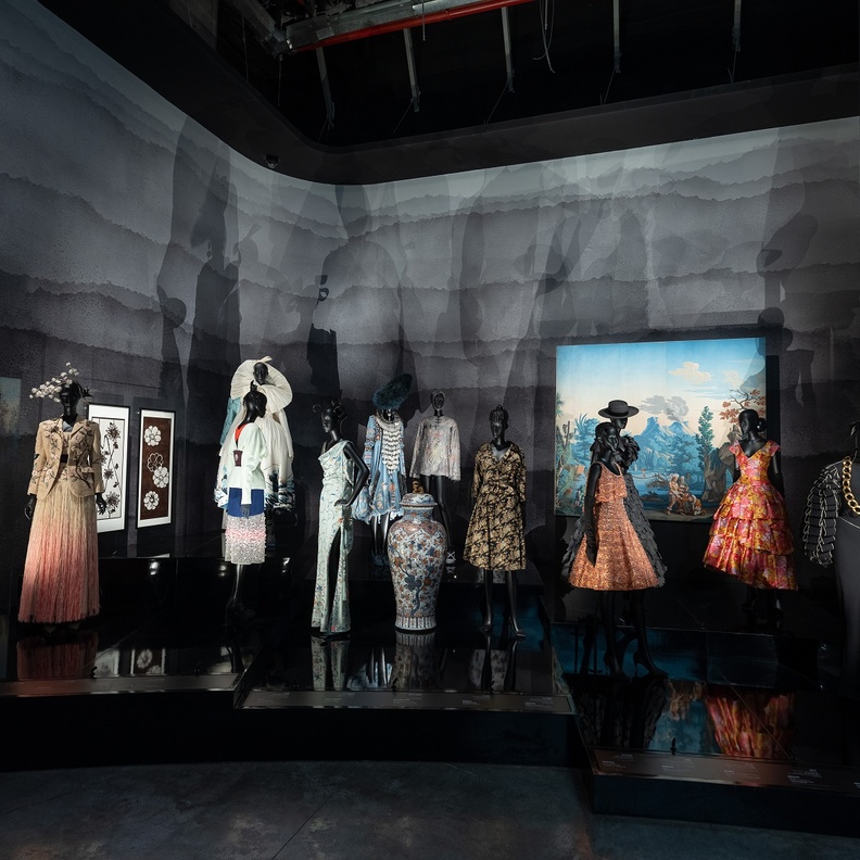 افتتاح معرض "كريستيان ديور مصمم الأحلام" في الدوحة  - تصوير: Daniel Sims