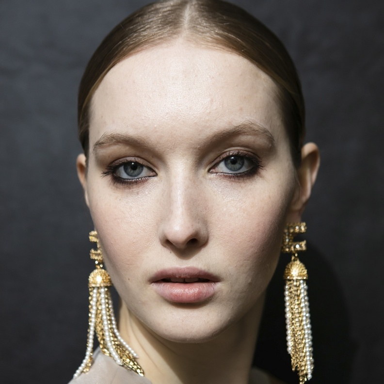 مستحضرات جمال لتطبيق صيحة المكياج الدخاني الكلاسيكية