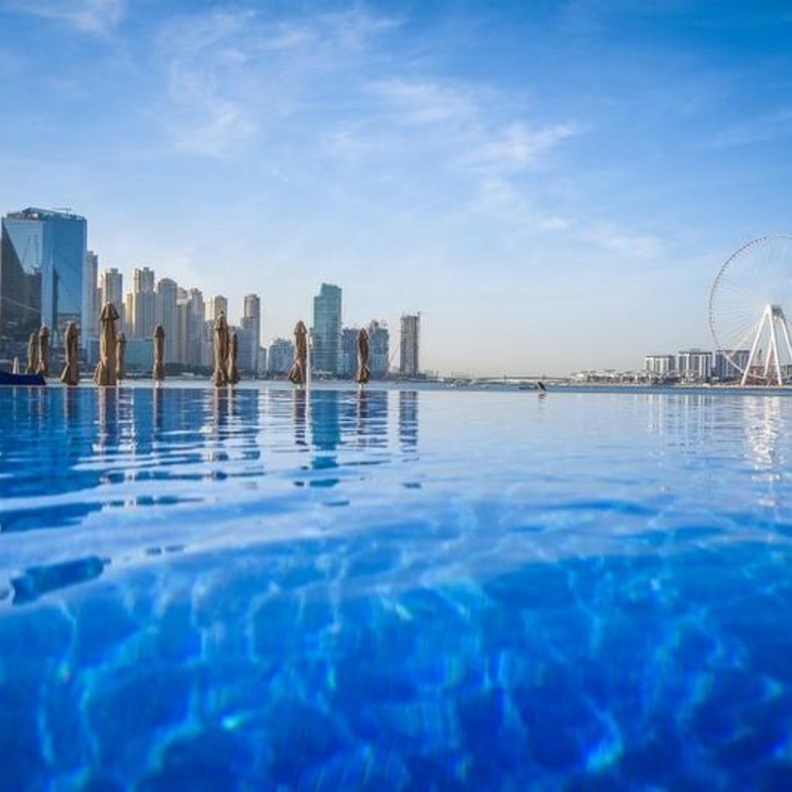 زيرو غرافيتي.. أجواء فاخرة ووجهة مثالية للاستجمام في دبي 