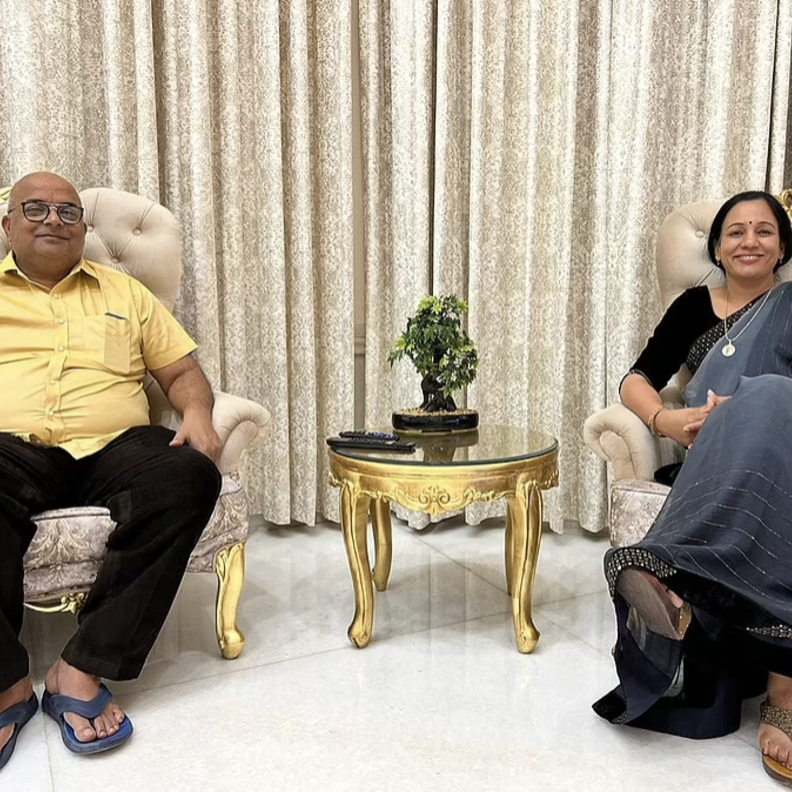 معلم يحول منزله إلى صورة طبق الأصل من تاج محل تعبيرا عن حبه لزوجته