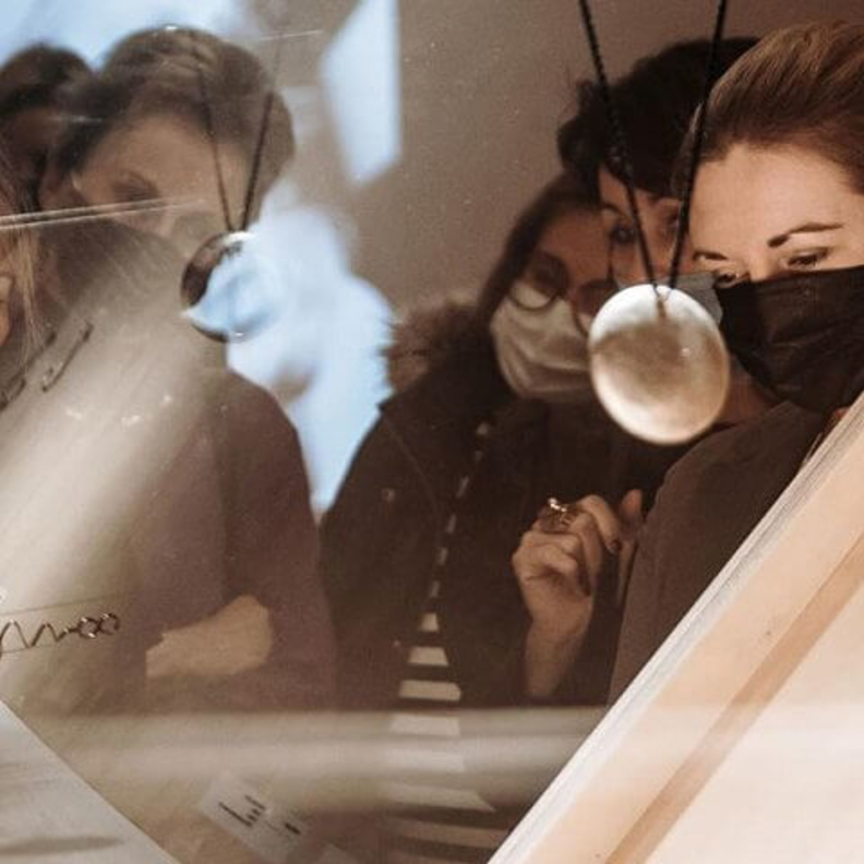 الأميرة ستيفاني تزور معرض مجوهرات ديانا فينيت