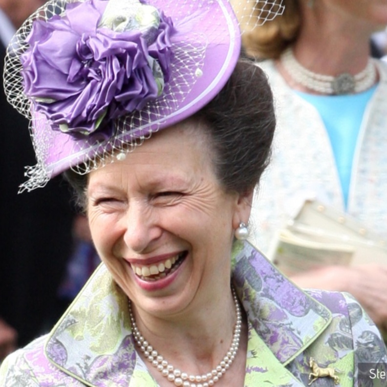 الأميرة آن تضحك من ثناء طفل وصفها بالجميلة والجذابة