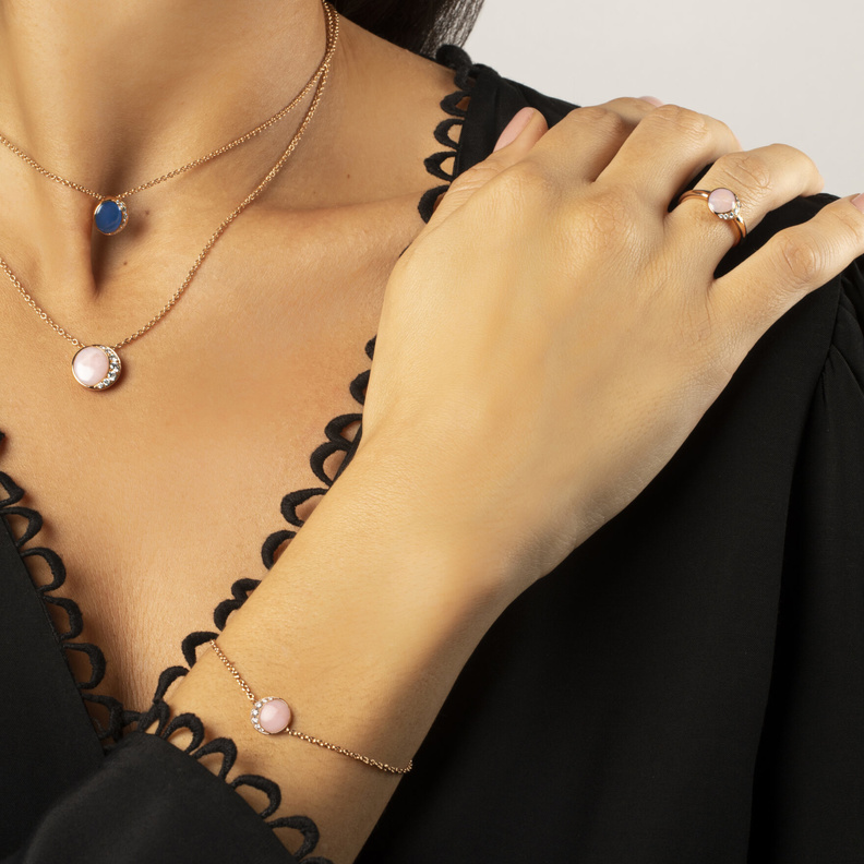 إطلالة رقيقة مع خواتم الأوبال الوردي