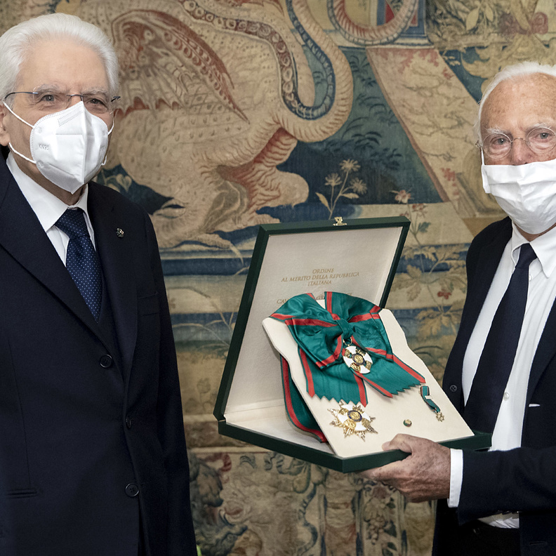 Giorgio Armani يتسلّم أعلى وسام شرف في إيطاليا 