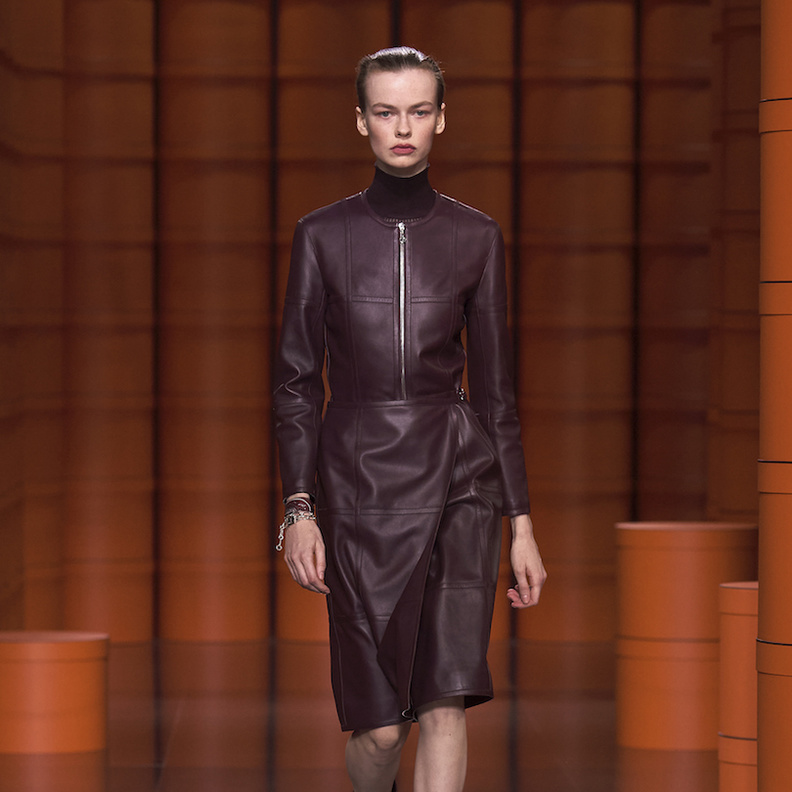 مزيج الجلد مع لمسات الدانتيل بفستان أنيق من Gabriela Hearst