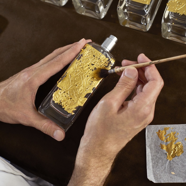 هيرمس تطلق إصدارًا محدودًا من عطر Agar Ébène النابض بفن الشعر والخط العربي