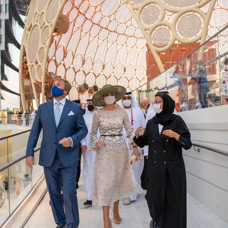 صور ملكة هولندا تعيد ارتداء فستانها للمرة الرابعة خلال زيارتها لإكسبو 2020 دبي