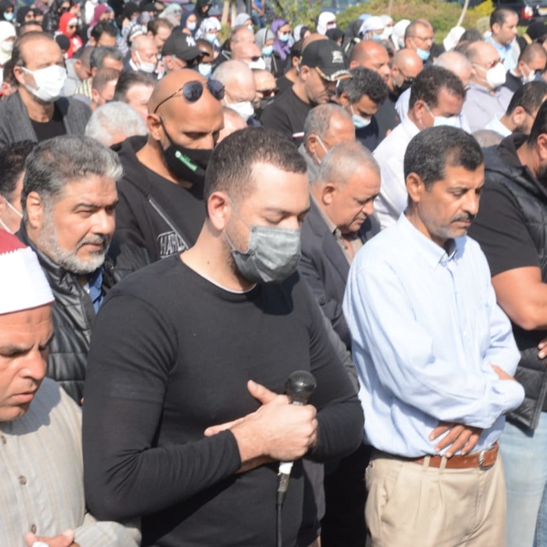 معز مسعود يؤم المصلين