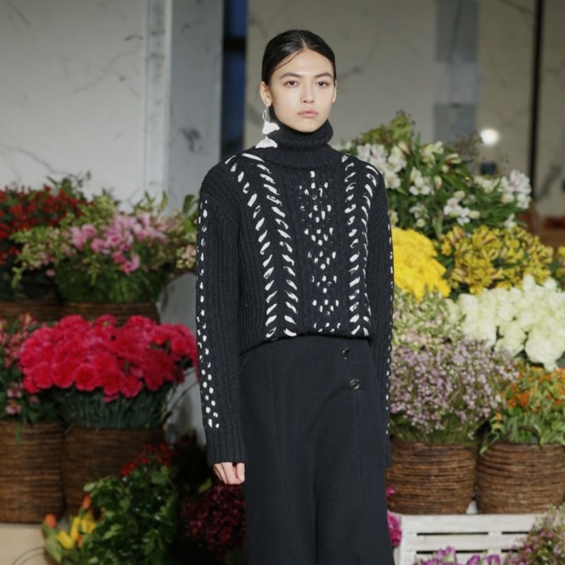 أفكار منوعة لتنسيق توبات ياقة عالية موضة خريف 2021