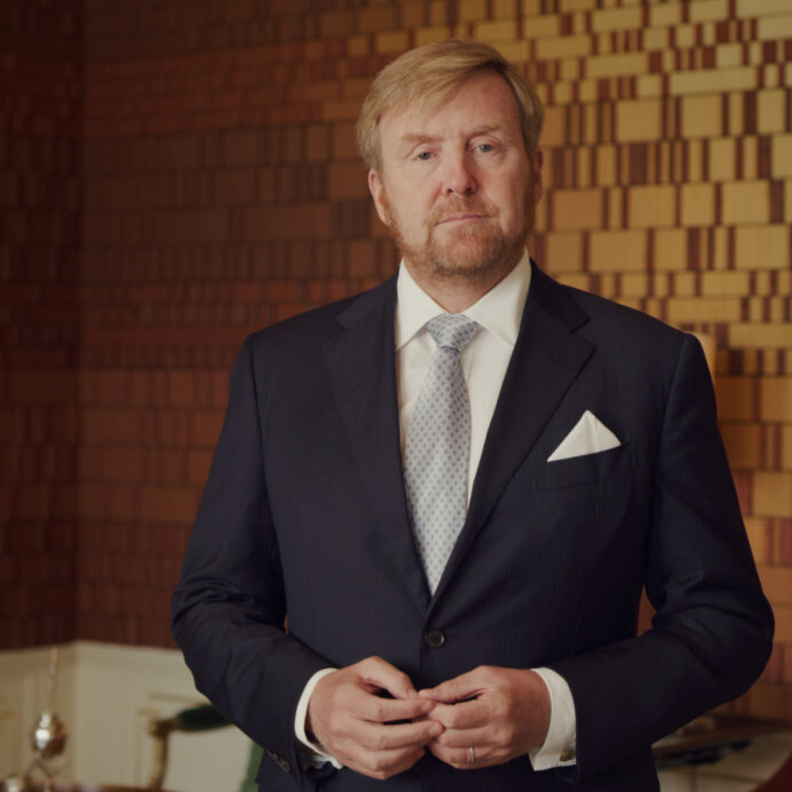 الملك فيليم ألكسندر يزور روتردام في أعقاب أعمال شغب في المدينة