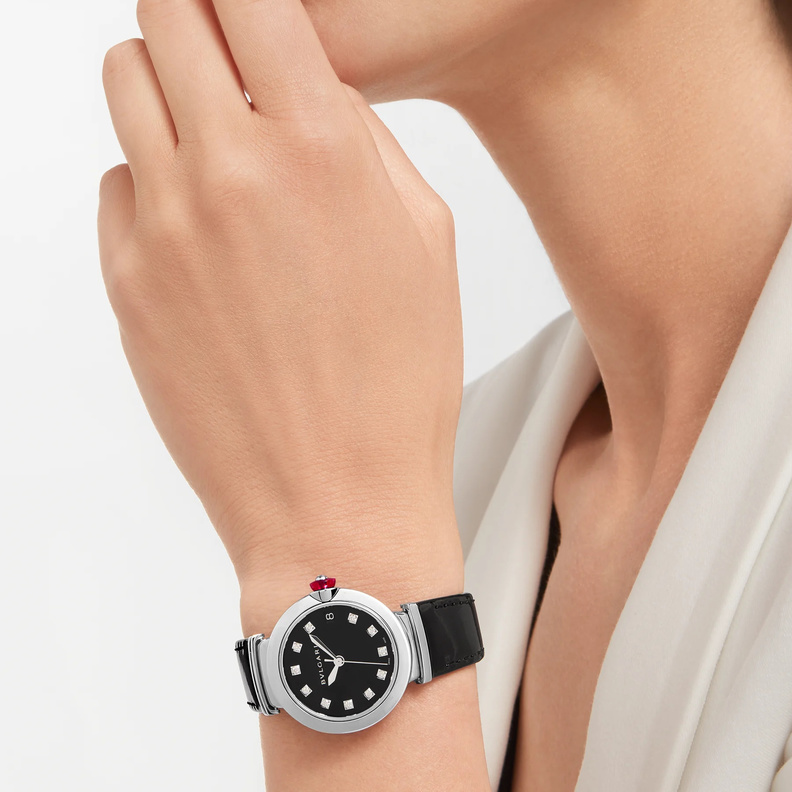 أروع المجوهرات والساعات المطلية بالورنيش