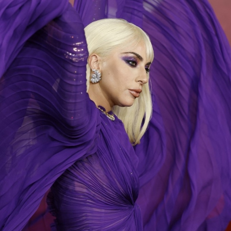 ليدي غاغا تعتمد المكياج البراق والشعر البلاتيني في عرض فيملها House of Gucci