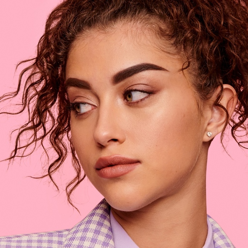 تميّزي بإطلالة الحواجب الكثيفة والمتفرّقة لهذا الخريف من  Benefit Cosmetics 