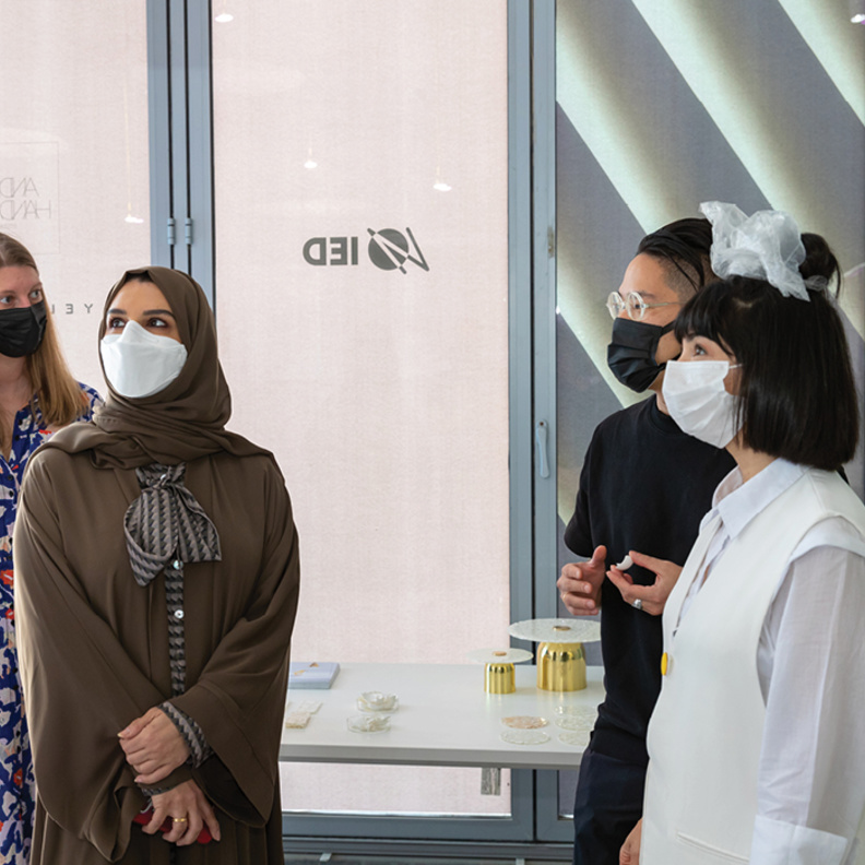 هالة بدري تطلع على أعمال المواهب المبدعة المشاركة في النسخة السابعة من أسبوع دبي للتصميم 2021