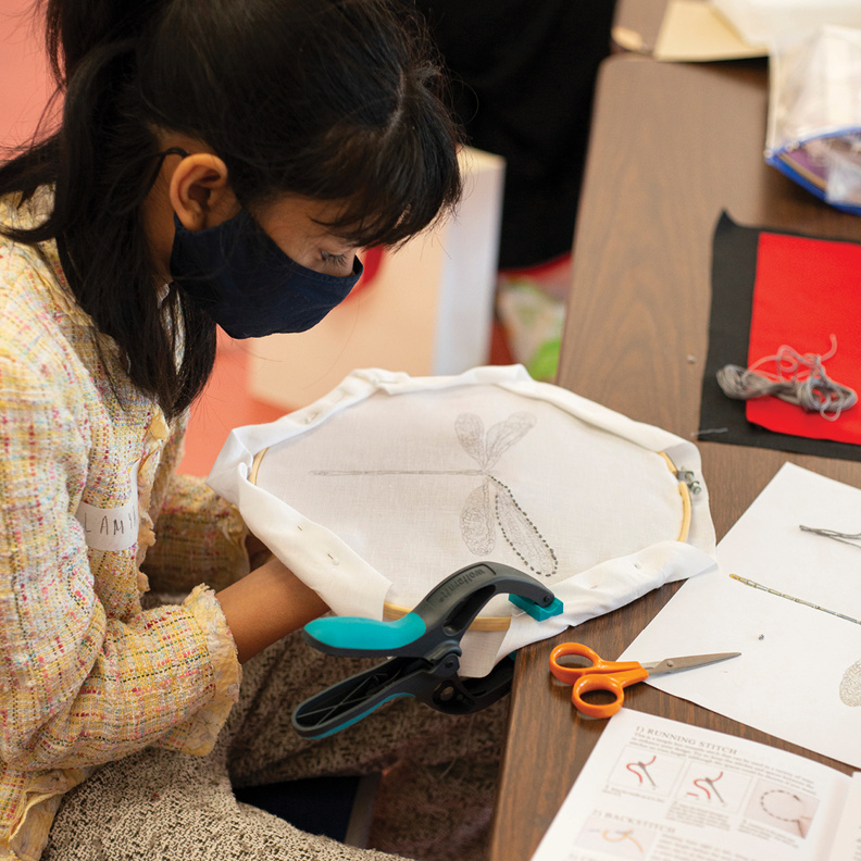  Alexander McQueen تدعم الشباب الراغبين بدخول عالم الفنون والتصميم