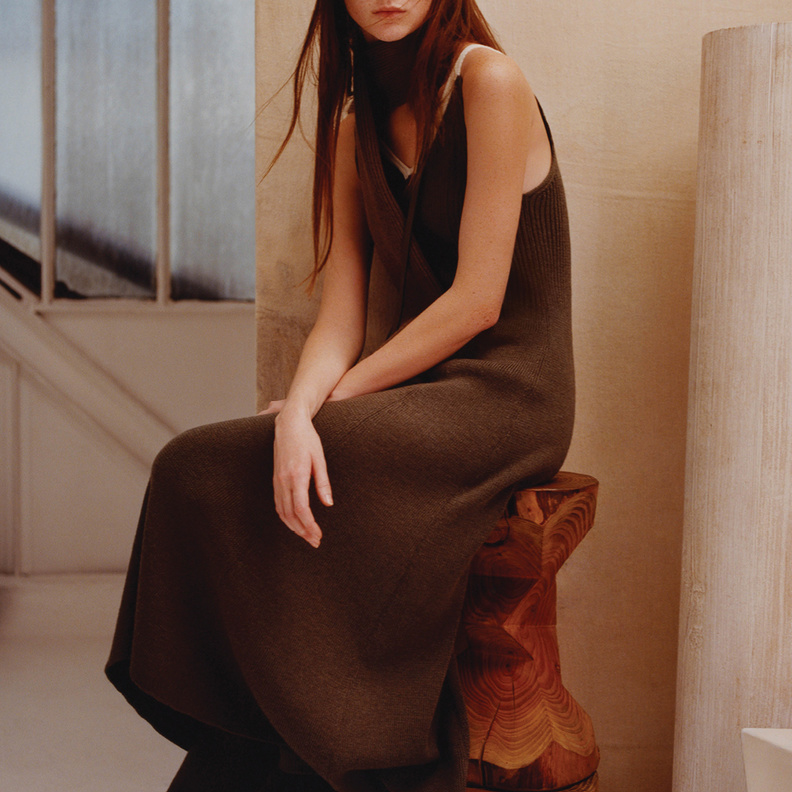 موقع Net-A-Porter يقدّم مجموعة كبسولة حصرية من تصميم Loewe