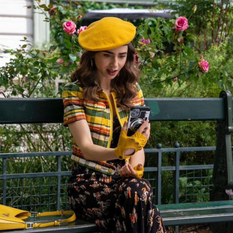 صورة لـ"ليلي كولينز" من تصوير الجزء الثاني لمسلسل "Emily in paris"