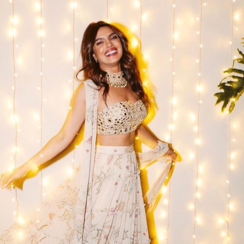 بريانكا شوبرا تتألق بإطلالة لافتة من وحي التراث الهندي في أحدث ظهور لها