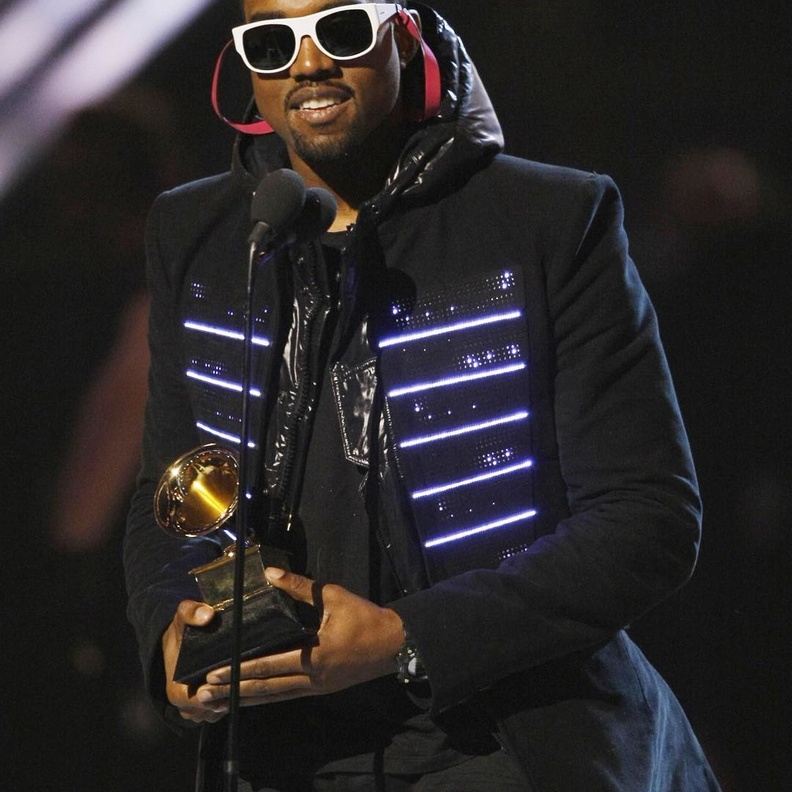 كاني ويست يبادر بالمصالحة مع دريك ويدعوه للغناء معه في حفلاته القادمة