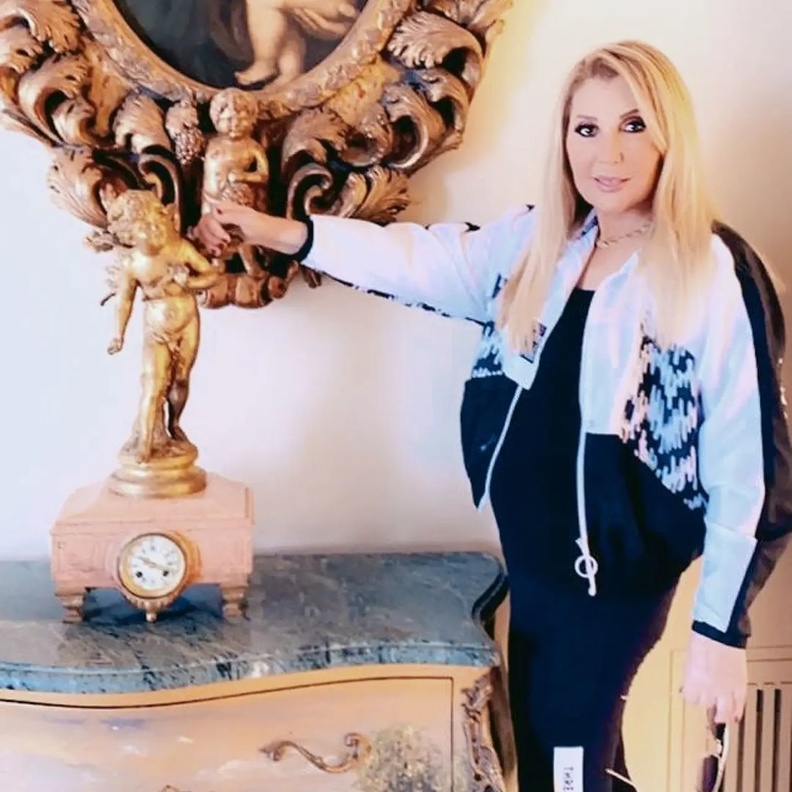 إطلالات رياضية أنيقة من وحي النجمات فوق الخمسين