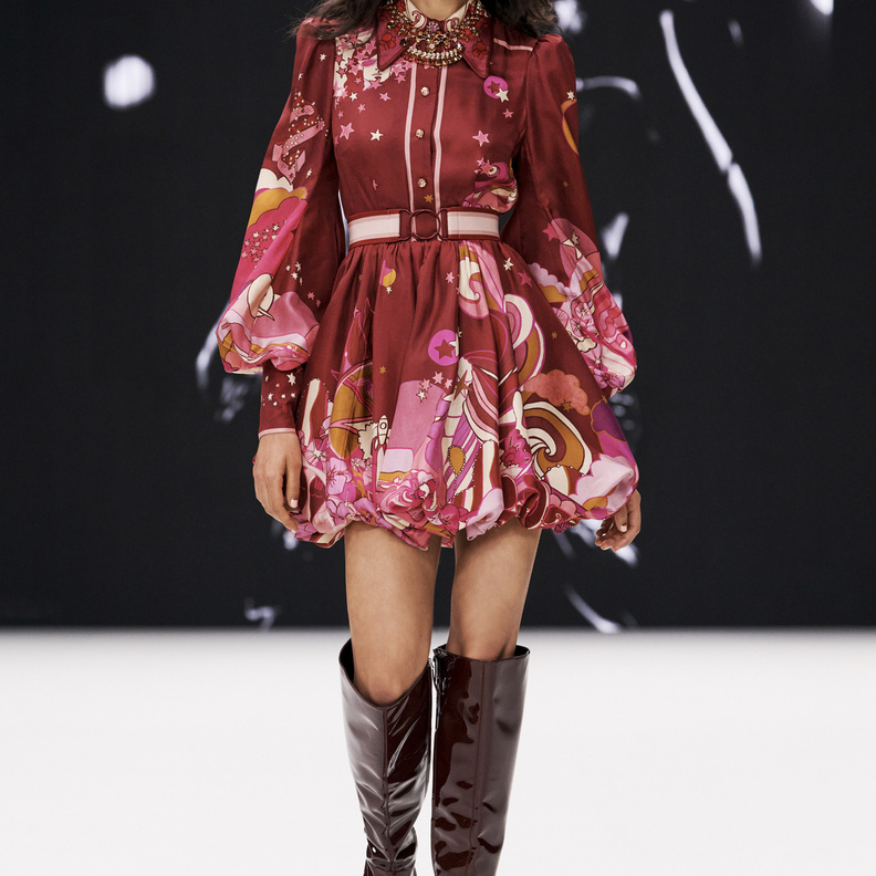 أجمل صيحات فساتين قصيرة مع الحذاء عالي الساق في شتاء 2022