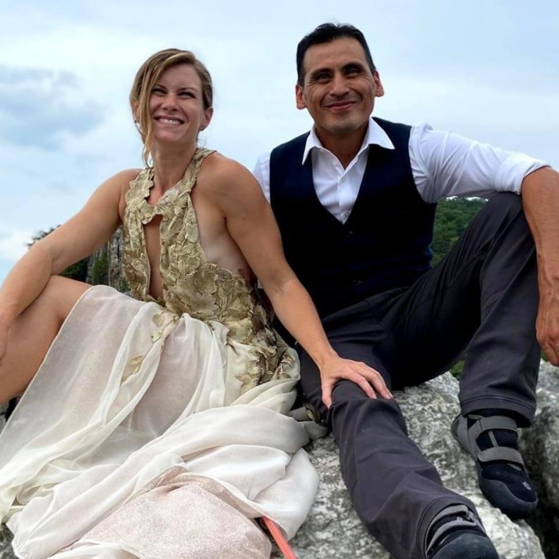 عروس تتسلق جرفًا بارتفاع 900 قدم في حفل زفافها