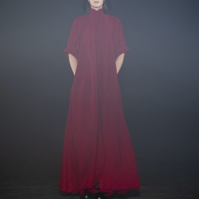 إطلالة نهارية راقية بفستان باللّون الأحمر من Art School