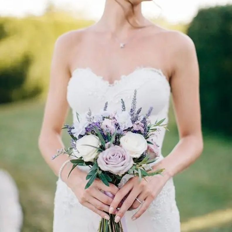 أروع باقات الزهور الصغيرة للعرائس في حفلات الزفاف