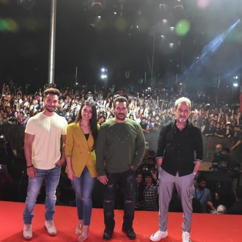 مشاهير في العرض الأول لأحدث أفلام سلمان خان وآيوش شارما