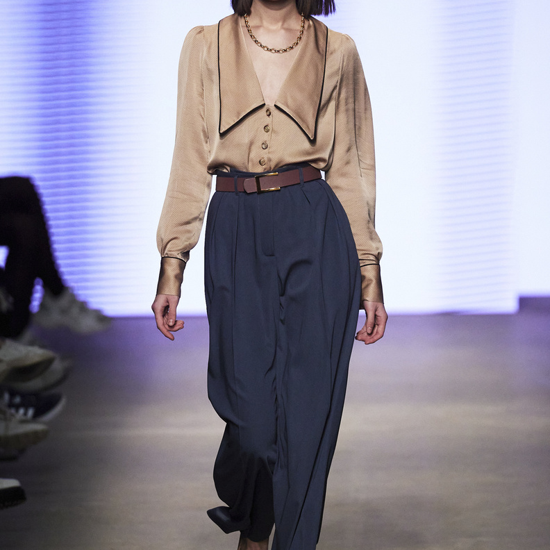 كيفية ارتداء وتنسيق موضة البنطلون الواسع لإطلالات خريف 2021