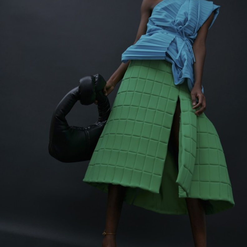 تنسيق موضة الألوان القوية- إطلالة جريئة باللّونين الأزرق والأخضر من A.W.A.K.E