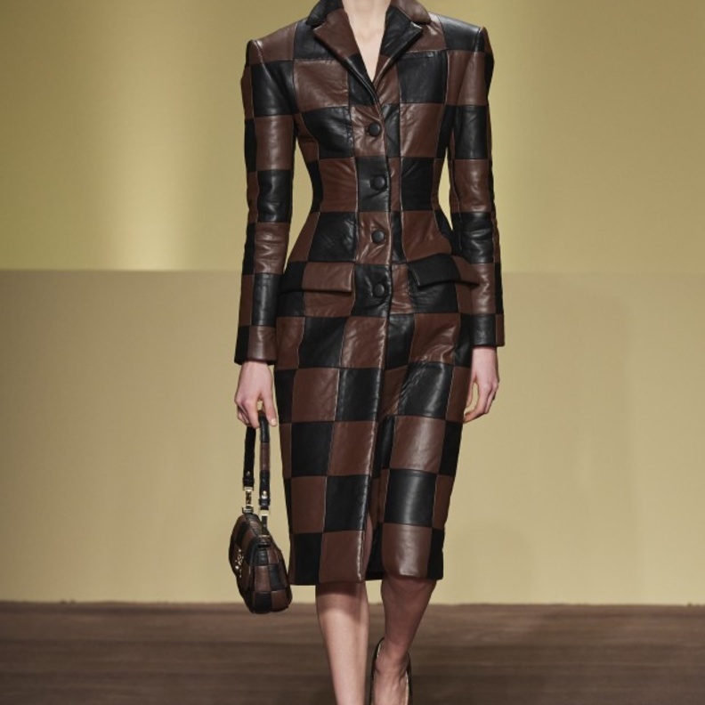 فستان مميّز من الجلد كارو باللّونين الأسود والبنّي من Budapest Collection