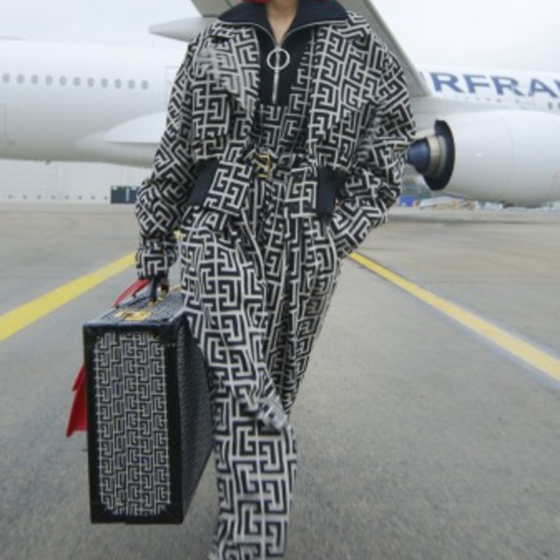 إطلالة عصرية ومريحة للسفر من Balmain