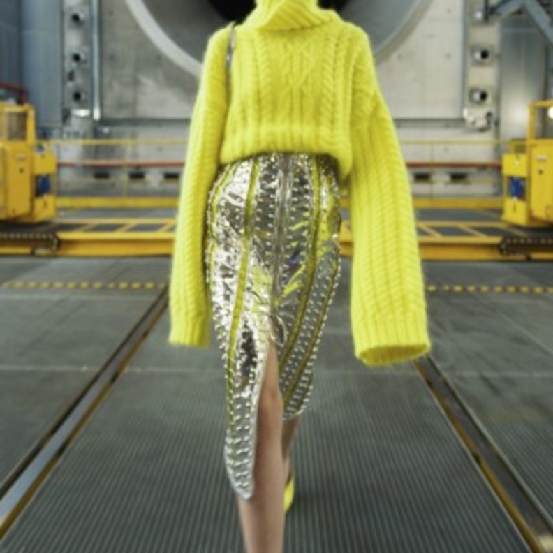 تنسيق البلايز بياقة عالية- بلوزة صفراء بياقةٍ عالية من Balmain