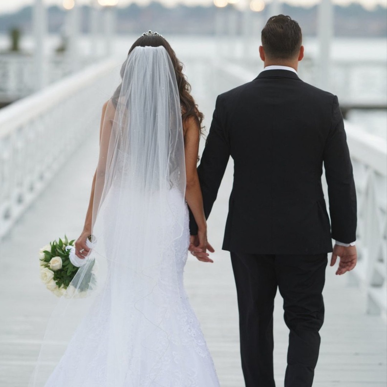 عروس تكافئ نادلة سكبت طعاما بالخطأ على فستان حماتها في حفل الزفاف