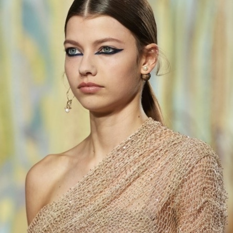 خطوات مكياج رسم العين الدائرية لتبدو مسحوبة وأكبر حجماً