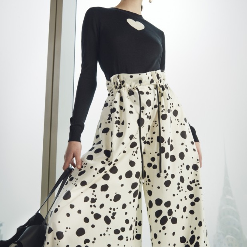 موديلات السراويل الواسعة- سروال واسع مميّز من Carolina Herrera