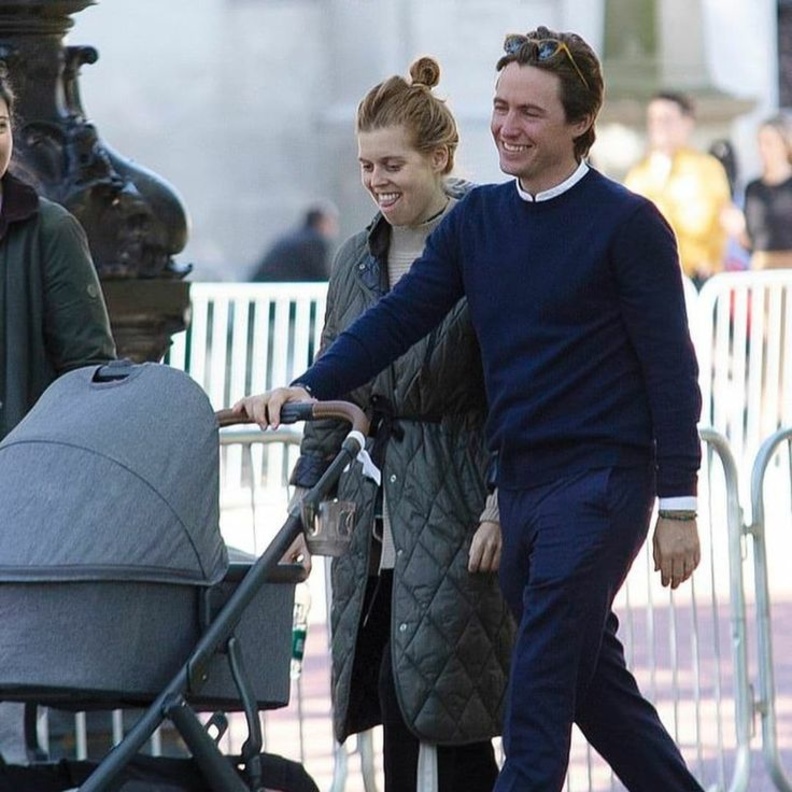 الأميرة بياتريس تٌعلق خرزة زرقاء على عربة ابنتها سيينا