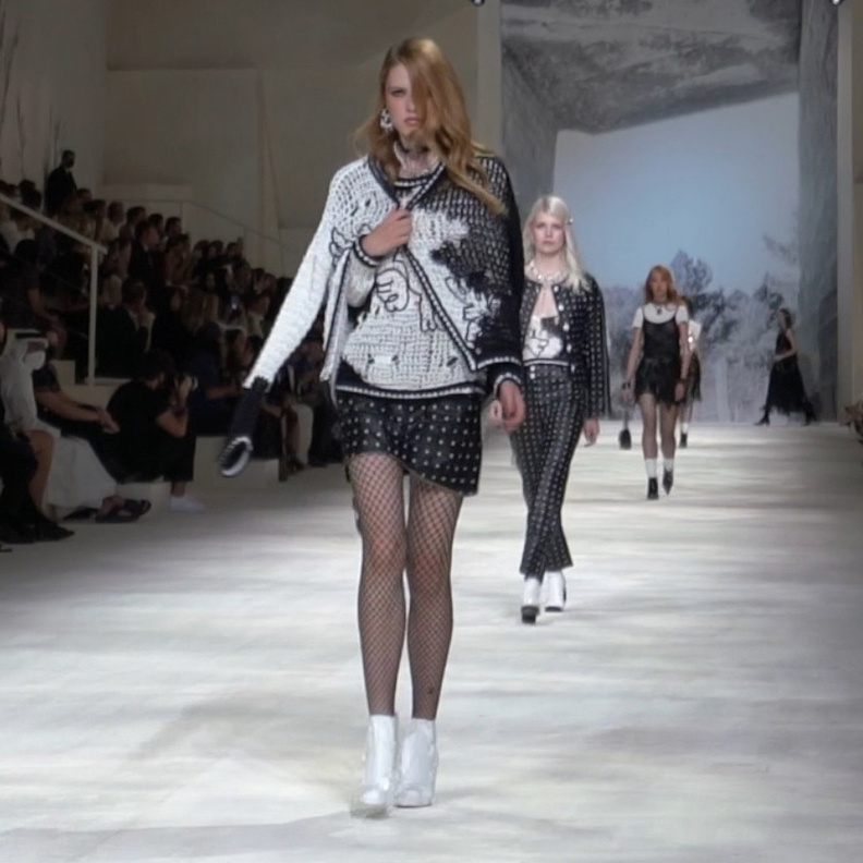 عرض شانيل كروز 2021 – 2022 في خور دبي 