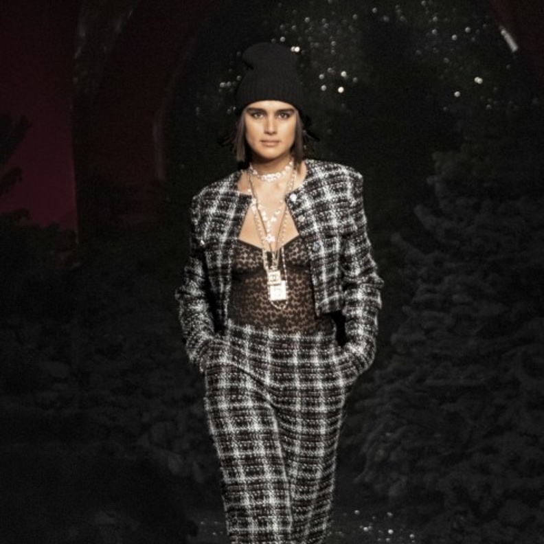 بدلة رسمية بالأبيض والأسود من "كارولينا هيريرا" Carolina Herrera