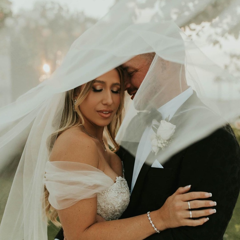 عروس مشلولة تسير في حفل زفافها