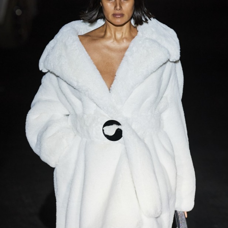 معطف مميّز من الفرو الأبيض من Coperni